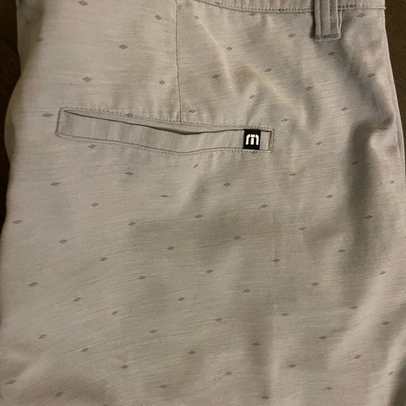 TRAVIS MATHEW Grey Golf Patterned Flat Front Shorts, Size 38 - Picture 4 of 5